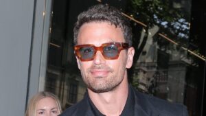 詹姆斯·邦德 （James Bond） 最喜欢的西奥·詹姆斯 （Theo James） 证明了他就像 007 一样，因为这位风流倜傥的英国演员承认他与任何前任都不是朋友，揭示了他最大的恶习是什么，并分享了他对美好事物的热爱
