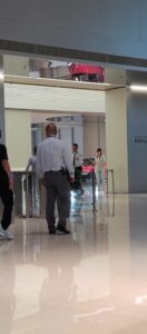 比亚迪王传福现身小米汽车工厂 雷军陪同