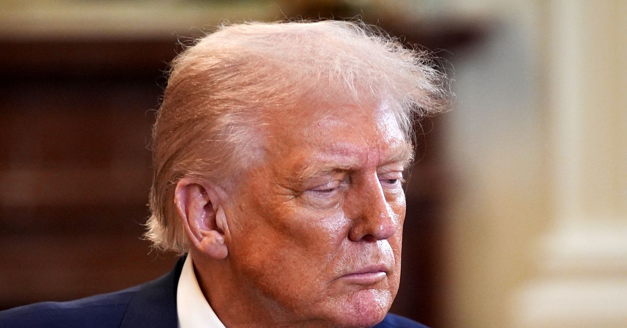 特朗普表示他正在“摆脱觉醒”，并在人工智能政策演讲中驳斥版权问题