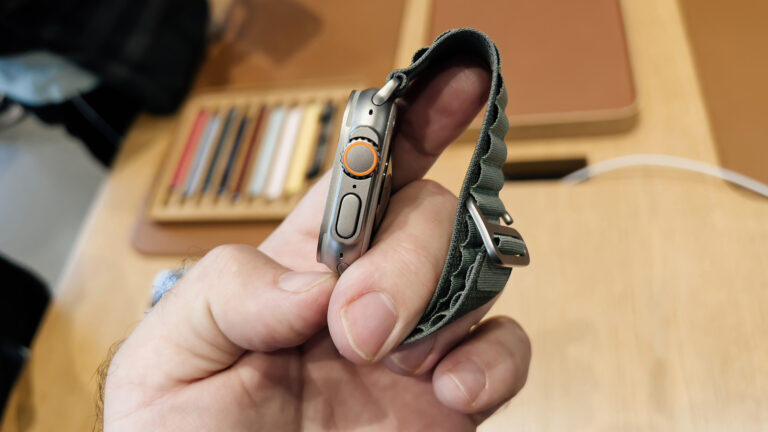 Apple Watch 侧面的孔是干什么用的？