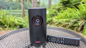 Anker Nebula Capsule 3 Laser 迷你投影仪是周末外出或后院电影之夜的紧凑必需品