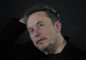 埃隆·马斯克 （Elon Musk） 的 Starlink 通信系统出现故障后，乌克兰士兵被切断