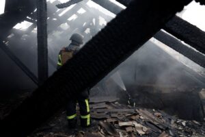 俄罗斯对基辅的袭击造成两人死亡，美国恢复向乌克兰运送武器