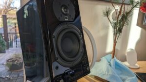 我用这些光滑的无线扬声器取代了我无聊的书架式扬声器 - 我强烈推荐它们