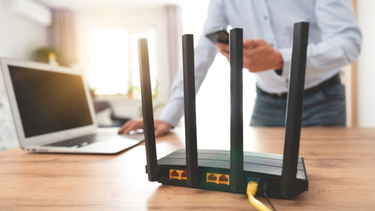 以下是 Wi-Fi 路由器天线的放置方式以获得最佳性能