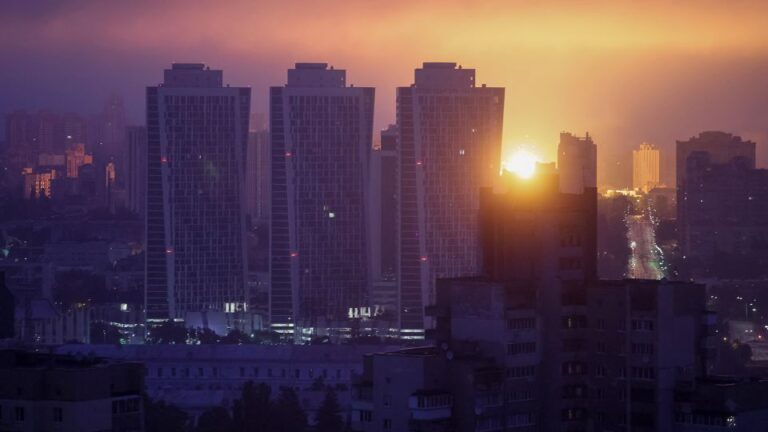 俄罗斯致命的导弹浪潮重创乌克兰，基辅的无人机引发莫斯科机场中断