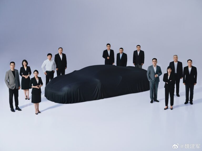 长城汽车35周年庆 魏建军晒照神秘超跑亮相