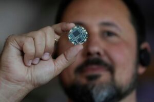起诉 OpenAI 和 Jony Ive 的 AI 设备初创公司现在正在起诉自己的前员工商业机密
