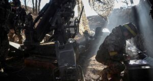 乌克兰炮兵机组在顿涅茨克地区与俄罗斯无人机作战