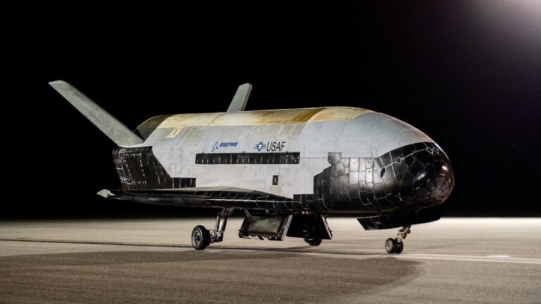 以下是我们对波音秘密 X-37B 太空无人机的了解
