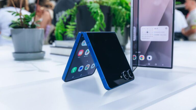 你会翻转哪个可折叠设备？比较三星的 Galaxy Z Flip 7 和 Z Flip 7 FE