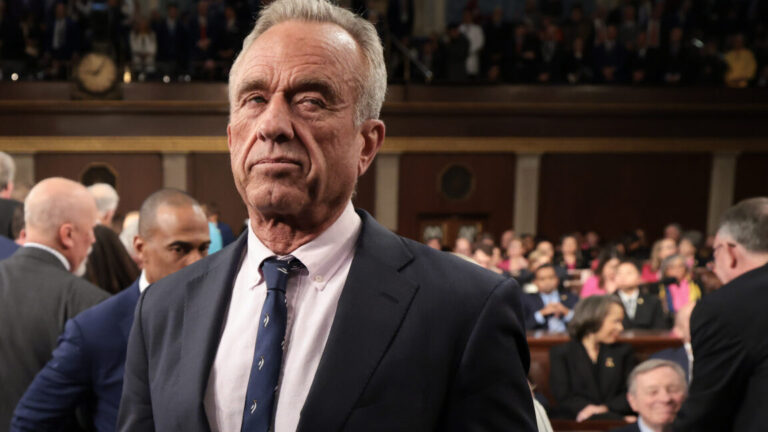 诉讼称，RFK Jr. 禁止注册的民主党人担任疫苗顾问