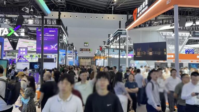 AI大会火爆现场，门票炒至2000元，暴走3万步带你看全