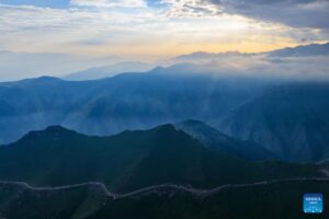 中国独库公路夏季旅游繁荣