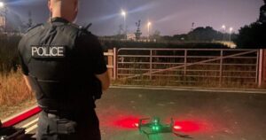 警方使用无人机在繁忙的道路上抓获三名摩托车手