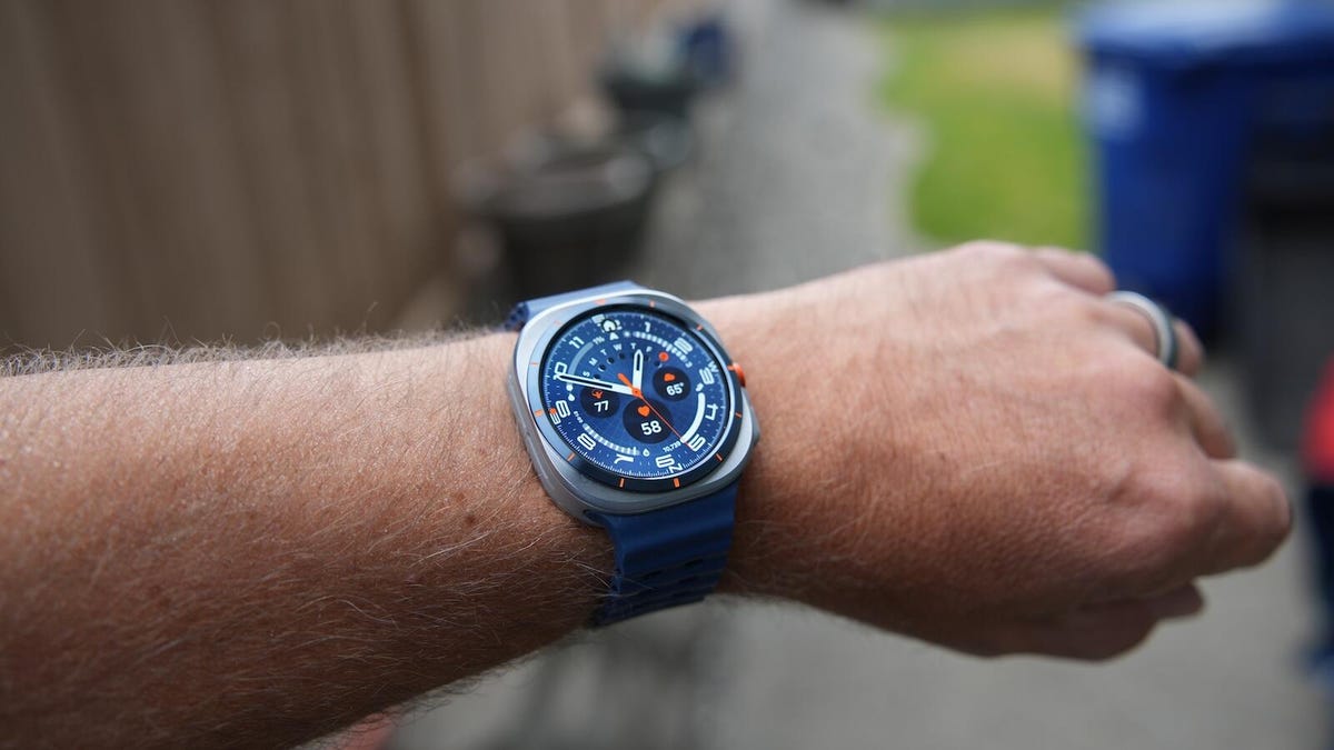 我购买了三星的 Galaxy Watch Ultra 2025，但我更推荐这款型号
