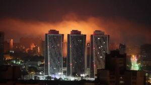 美国恢复武器供应，基辅空袭造成两人死亡