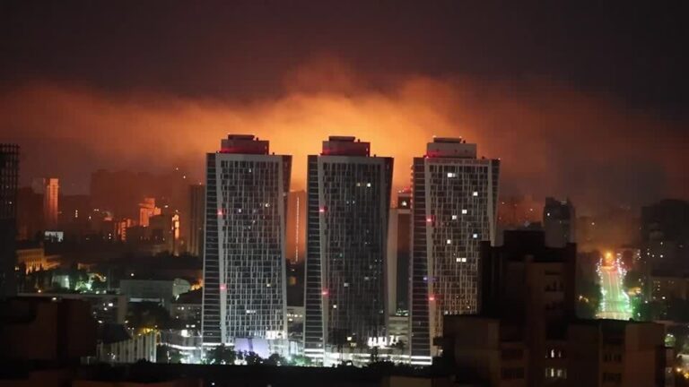 美国恢复武器供应，基辅空袭造成两人死亡