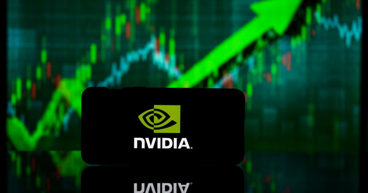 英伟达在 AI 引领的科技股反弹中短暂突破 4 万亿美元市值
