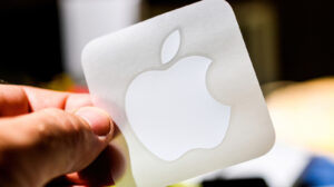 为什么 iPhone 的包装盒里不再带有 Apple 贴纸？