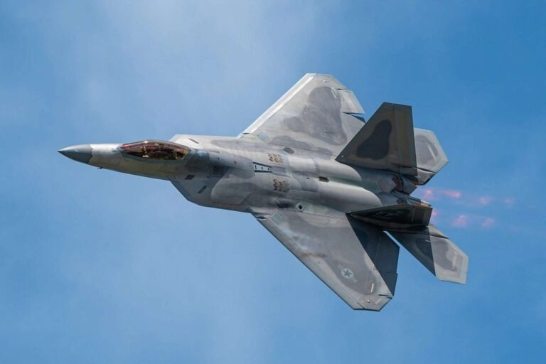 美国预算提案寻求升级 F-22 猛禽隐形喷气机以保护空中优势