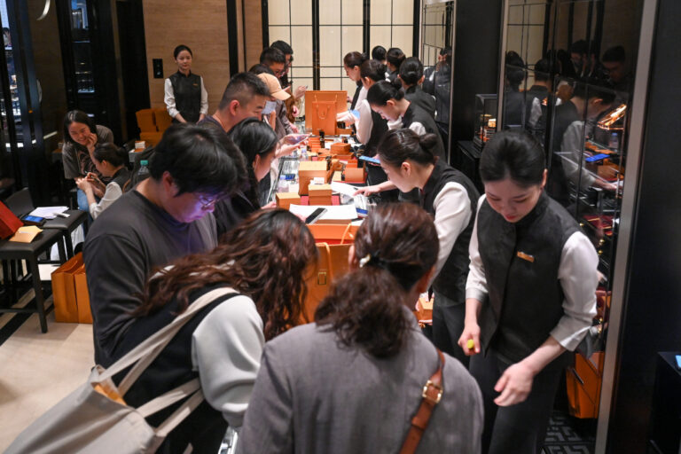 老铺黄金上半年净利预增三倍 单店收入近5亿