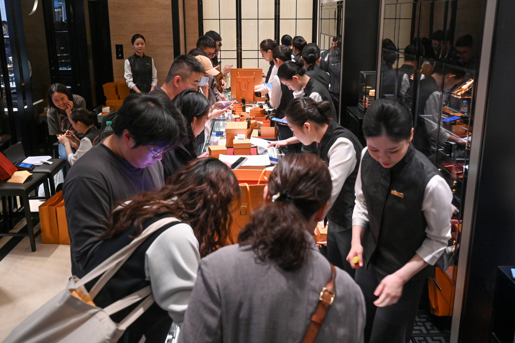 老铺黄金上半年净利预增三倍 单店收入近5亿