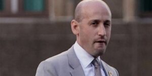 斯蒂芬·米勒 （Stephen Miller） 的“政变”说法被马斯克的聊天机器人贬低为利用“偏执狂”