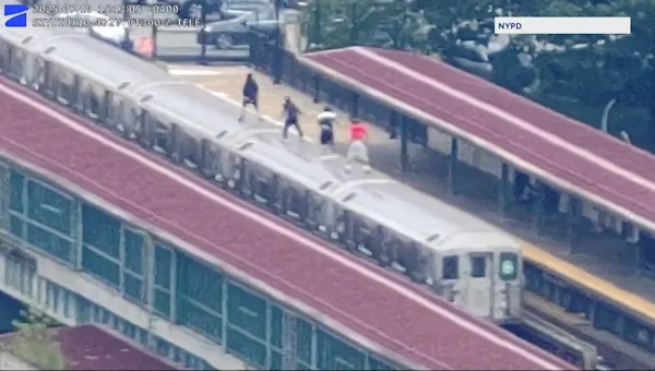 纽约警察局：无人机视频显示团体在地铁 6 号火车上冲浪后，4 名男孩被捕