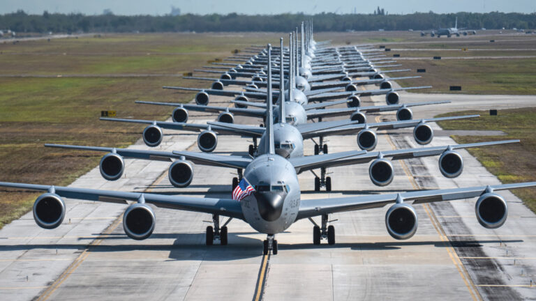KC-135 加油机将配备无人机发射器