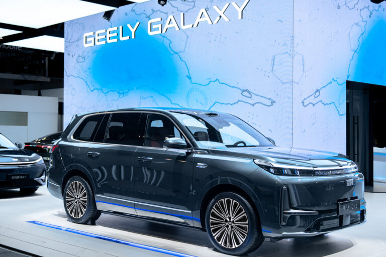 吉利发布首款智能座舱 银河M9实现语音大模型量产