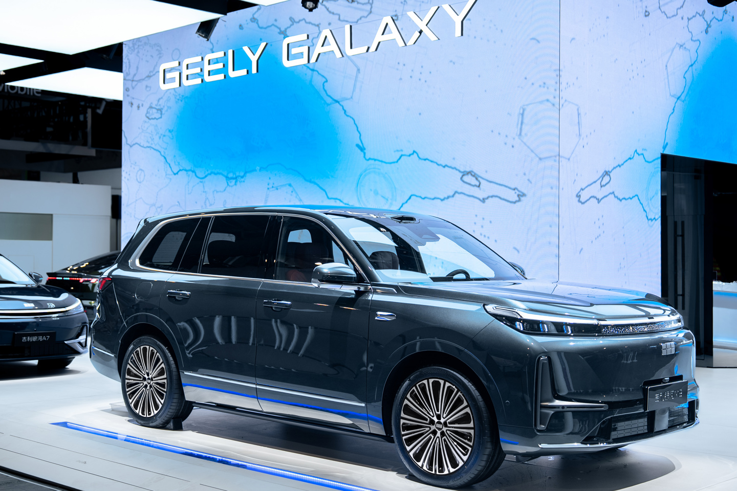 吉利发布首款智能座舱 银河M9实现语音大模型量产