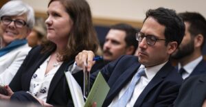 特朗普被 FTC 非法解雇的民主党人之一又回来了