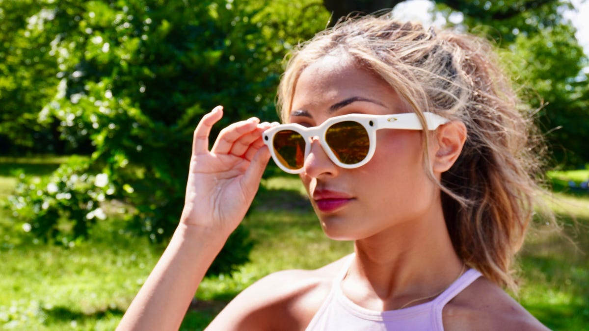 我带着 Meta 的新 Oakley 智能眼镜散步——它们在各个方面都击败了我的 Ray-Bans。