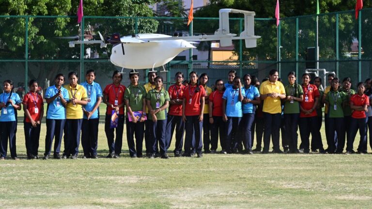 初创公司在 Tiruchi 学校演示大型货运无人机运送货物