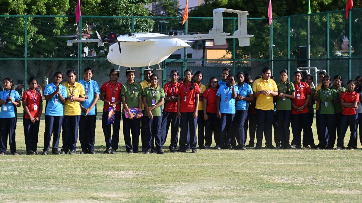 初创公司在 Tiruchi 学校演示大型货运无人机运送货物