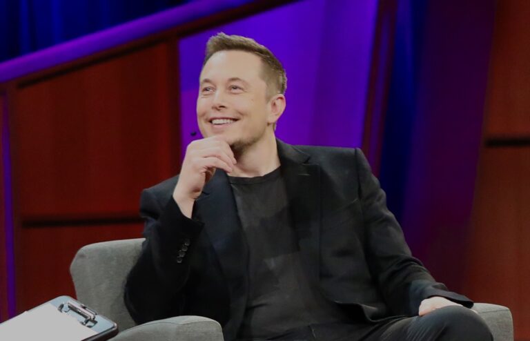 为 Elon Musk 的 Grok 创建 Waifu 头像 – 并赚取六位数的薪水