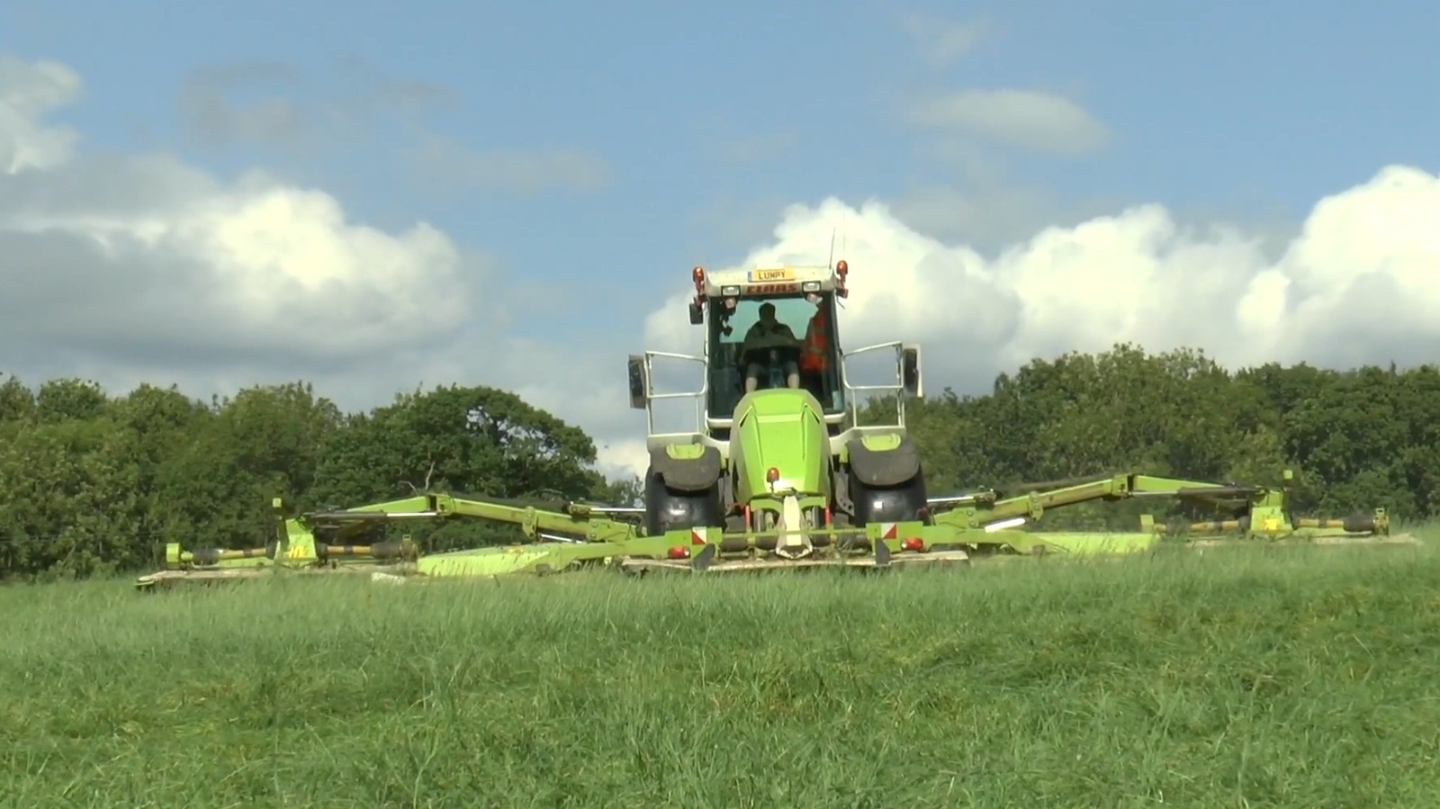 Claas Cougar 是世界上最大的割草机（这就是为什么你不能在草坪上使用它的原因）