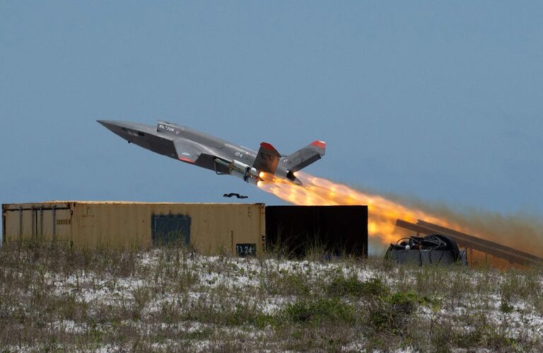 美国测试 AI 驱动的战斗机无人机