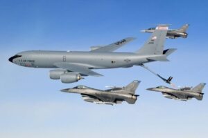 美国 2026 财年预算提案寻求升级 KC-135 Stratotanker 无人机发射器以增强空中加油机保护