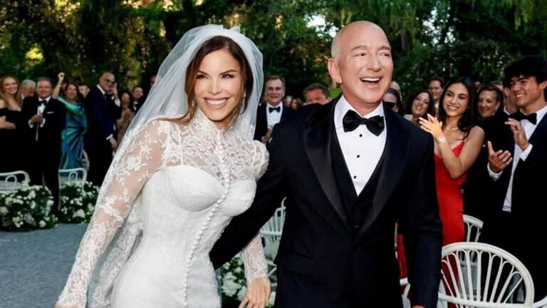 劳伦·桑切斯 （Lauren Sanchez） 和杰夫·贝佐斯 （Jeff Bezos） 的“编辑”婚纱照在互联网上引起了轰动：“女孩，你有多少个大拇指？
