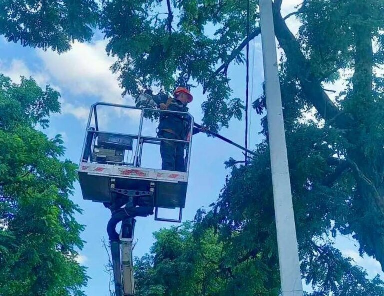 由于对基辅地区的袭击，汽车和机库以及仓库都遭到破坏