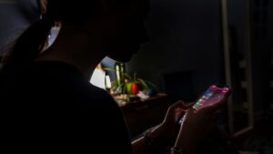 青少年用机器取代人际关系？大多数人使用 AI 社交伴侣
