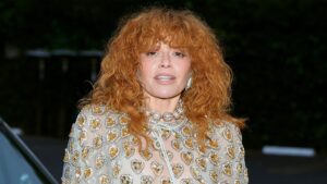 女演员娜塔莎·莱昂（Natasha Lyonne）尴尬地离开了，因为她试图在一个关键问题上团结一线名人和特朗普