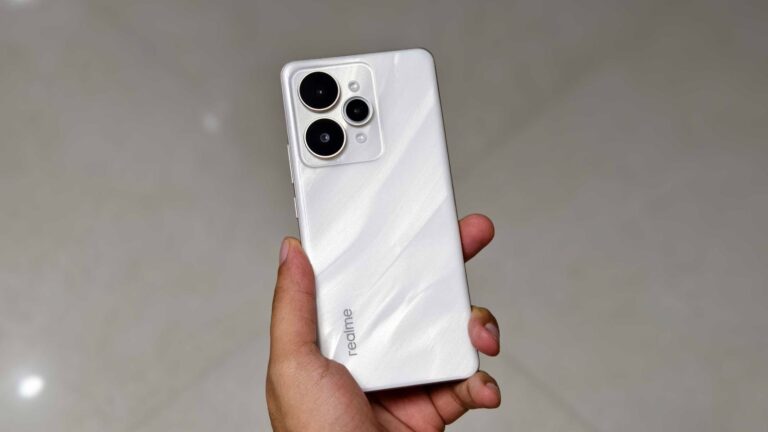Realme 15 Pro 带来 AI 派对技巧和 7,000mAh 电池，价格低于 400 美元