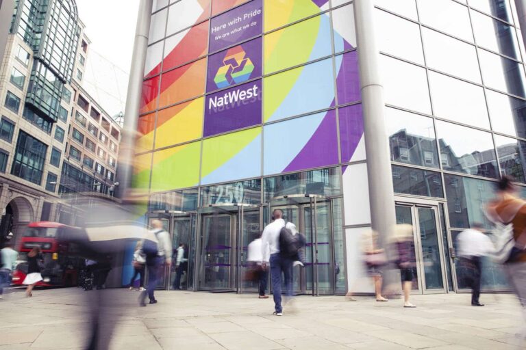 NatWest 与埃森哲和 AWS 达成为期 5 年的协议，推动 AI 和数据转型
