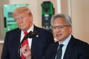 特朗普：曾想拆分英伟达促AI竞争 但发现难上加难