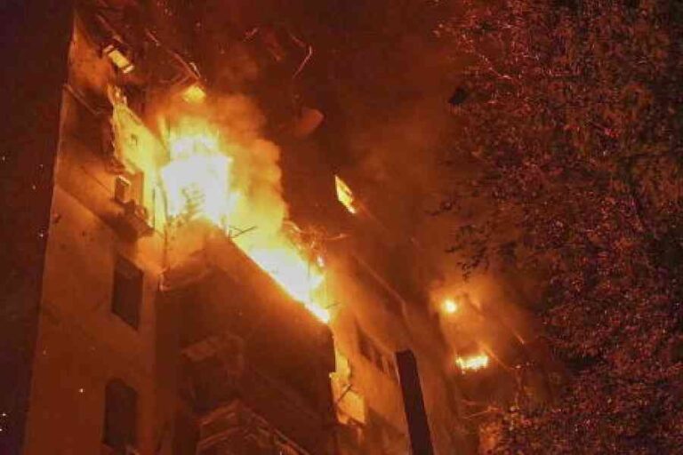 俄罗斯用 300 架无人机轰炸乌克兰，大规模夜间袭击造成一人死亡