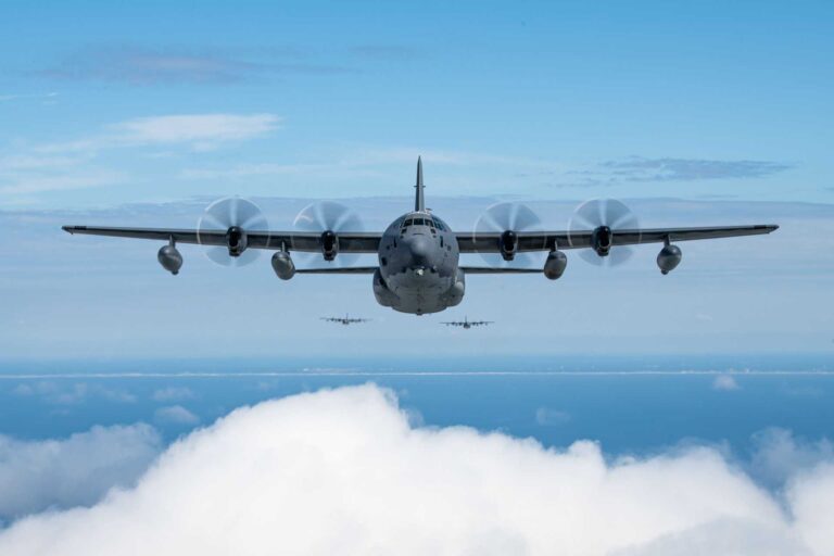 美国空军对 MC-130J Commando II 特种作战飞机进行现代化改造，以深入敌对领土