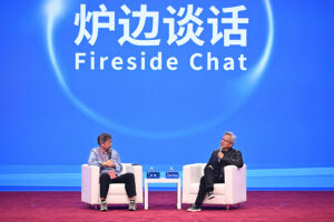 黄仁勋对话王坚：AI时代仍需学习 年轻一代成长令人羡慕